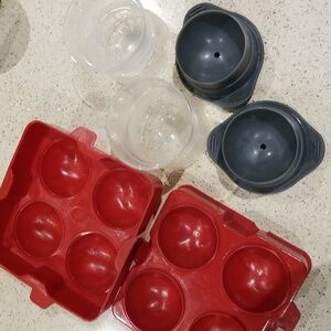 Maker's Mark 4 circular ice cube maker and 2 individual silicon plastic grouping